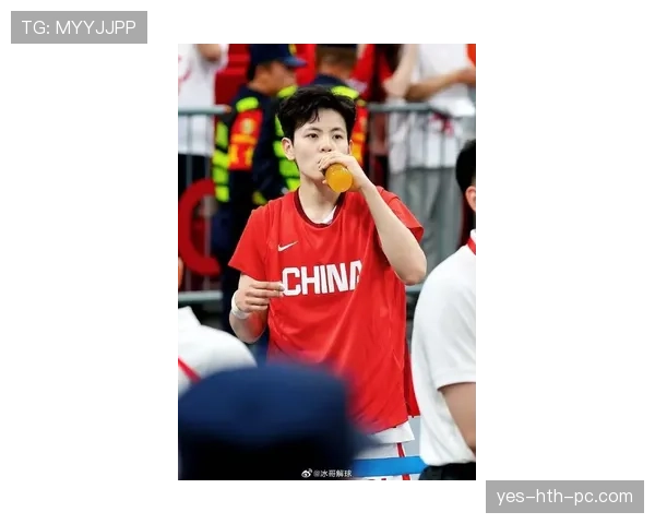 杨舒予球场上严肃得跟个老板，私下却能为了个夜宵翻遍半个城！